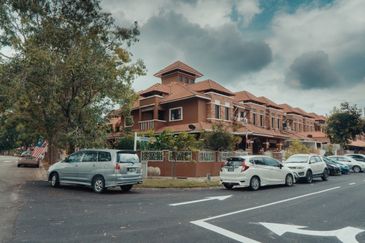 Bandar Nusaputra, Corner unit, Fully Renovated