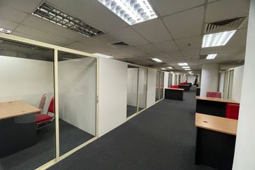 Fullyfurnished Office 2mins walk to MRT for rent 