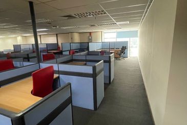 Fullyfurnished Office 2mins walk to MRT for rent 