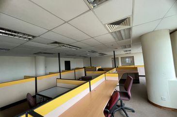 Partly furnished Office For rent 2mins walk to ＭＲＴ