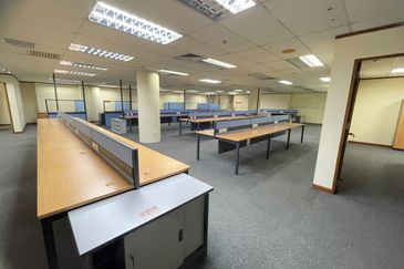 Partly furnished Office For rent 2mins walk to ＭＲＴ