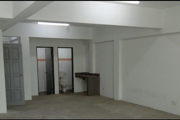 Prime 3 storey link Factory Bandar Tun Razak For Sale