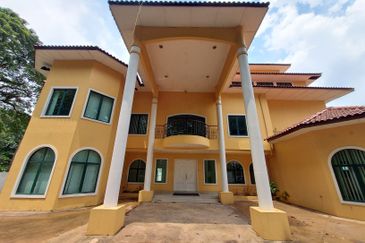 Taman Ampang HIlir / Taman U Thant / Kuala Lumpur 3 storey bungalow with lift 