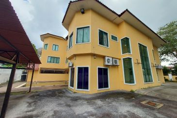 Taman Ampang HIlir / Taman U Thant / Kuala Lumpur 3 storey bungalow with lift 