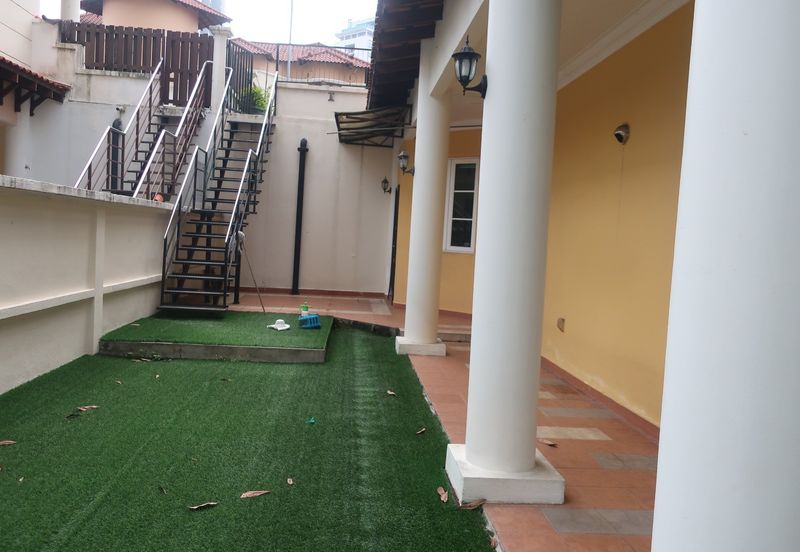 Kiara Peak (Puncak Kiara)