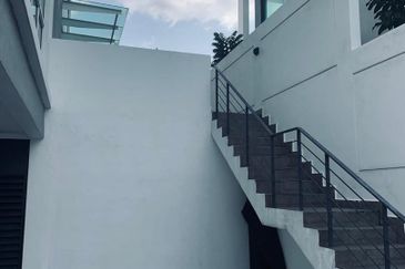 Renovated 3.5-Storey Bungalow with Lift | Freehold | Sering 12 Avenue, Cheras