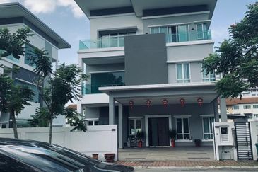 Renovated 3.5-Storey Bungalow with Lift | Freehold | Sering 12 Avenue, Cheras