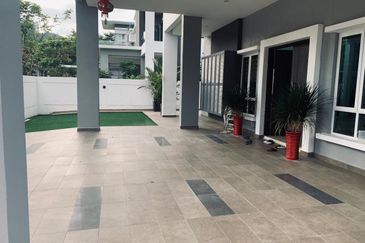 Renovated 3.5-Storey Bungalow with Lift | Freehold | Sering 12 Avenue, Cheras