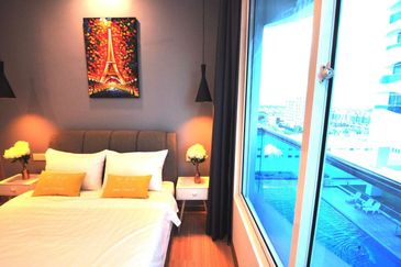 Walking distance to University and Shopping Mall