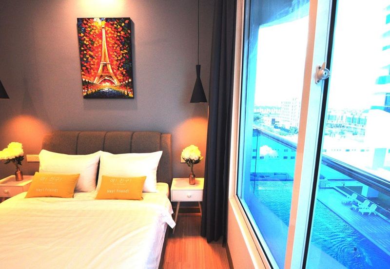 Walking distance to University and Shopping Mall