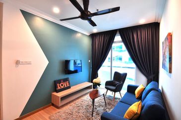 Walking distance to University and Shopping Mall