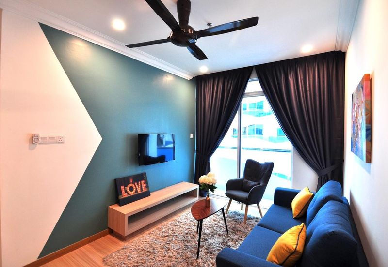 Walking distance to University and Shopping Mall