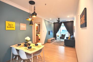 Walking distance to University and Shopping Mall