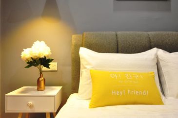 Walking distance to University and Shopping Mall