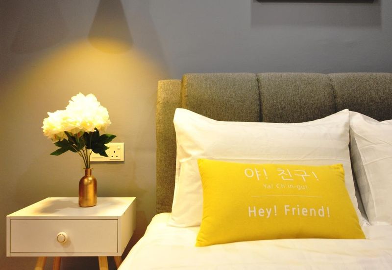 Walking distance to University and Shopping Mall