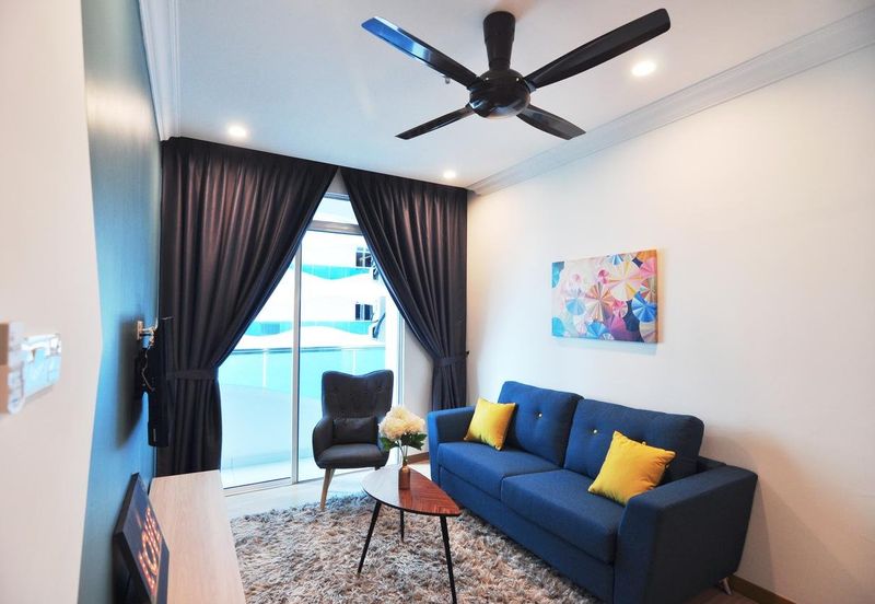 Walking distance to University and Shopping Mall