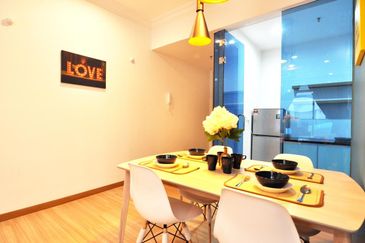 Walking distance to University and Shopping Mall