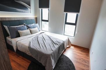 FREEHOLD CONDO BESIDE MRT STATION 