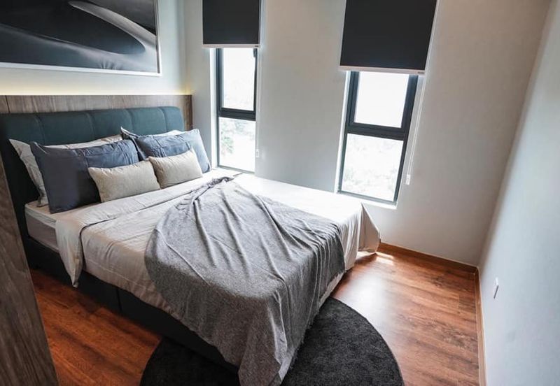 FREEHOLD CONDO BESIDE MRT STATION 