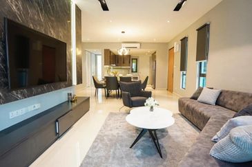 FREEHOLD CONDO BESIDE MRT STATION 