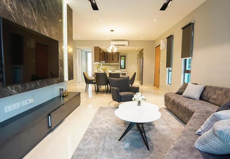 FREEHOLD CONDO BESIDE MRT STATION 