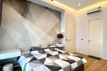 FREEHOLD CONDO ONLY 15 Floors Superb Low Density