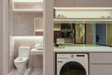 FULLY FURNISHED LOWDENSITY IN MIDVALLEY 