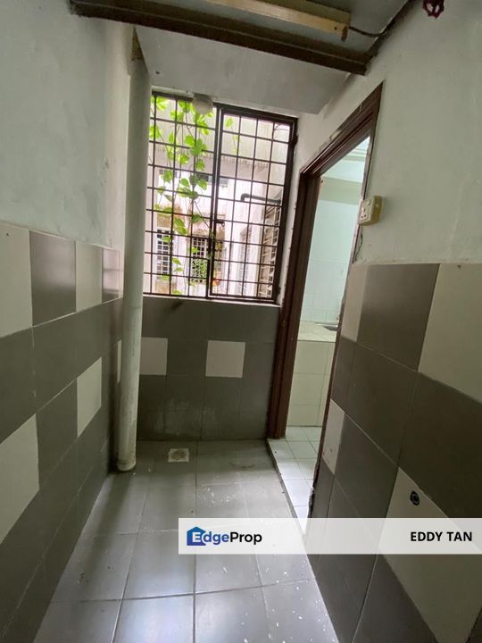 Taman Pinggiran Putra 3 Bedrooms for Sale in Seri Kembangan near Equine Park MRT, Selangor, Seri Kembangan