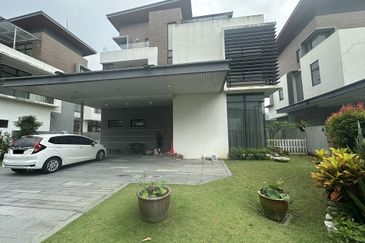 3-Storey Bungalow 6 Rooms 6 Baths For Sale in Long Beach Residence, Kota Kemuning