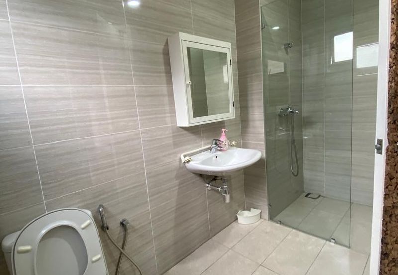 3-Storey Bungalow 6 Rooms 6 Baths For Sale in Long Beach Residence, Kota Kemuning