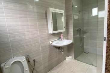 3-Storey Bungalow 6 Rooms 6 Baths For Sale in Long Beach Residence, Kota Kemuning