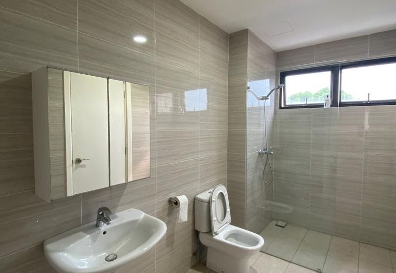 3-Storey Bungalow 6 Rooms 6 Baths For Sale in Long Beach Residence, Kota Kemuning