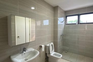 3-Storey Bungalow 6 Rooms 6 Baths For Sale in Long Beach Residence, Kota Kemuning