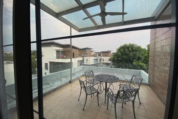 3-Storey Bungalow 6 Rooms 6 Baths For Sale in Long Beach Residence, Kota Kemuning