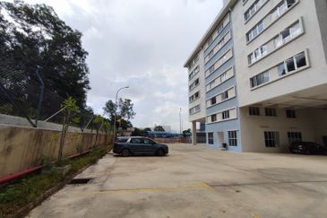 Pusat Asrama Pekerja Asing apartment for rent in Balakong