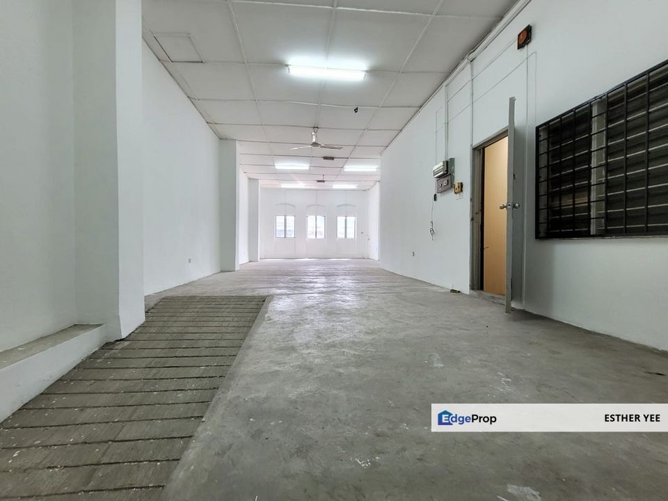 Facing Mainroad 3.5 Storey Shop @ Jalan Besar Pekan Ampang nearby Bandar Baru Ampang/ Jalan Merdeka/ Ampang Point/ Taman Cahaya Indah/ Taman Cempaka, Selangor, Ampang