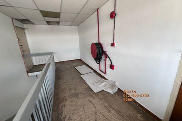 Detached Factory Warehouse, PJS 13, Section 13, Seksyen 13