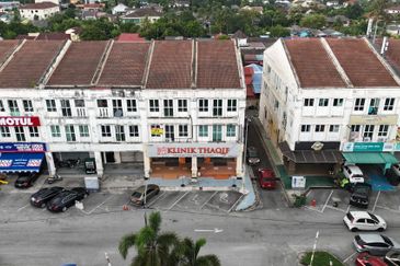 3 sty Shoplot next to LOTUS at Saujana Impian Kajang