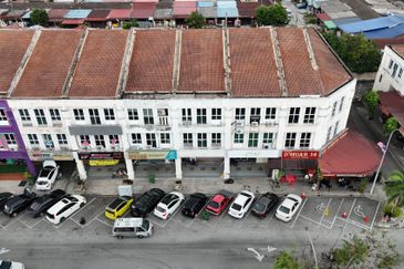 3 sty Shoplot next to LOTUS at Saujana Impian Kajang