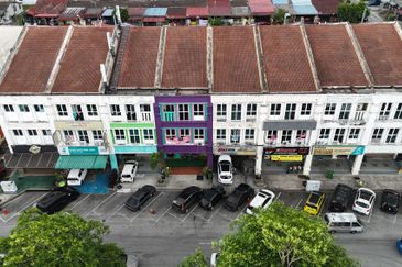 3 sty Shoplot next to LOTUS at Saujana Impian Kajang