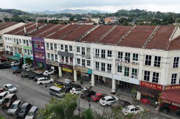 3 sty Shoplot next to LOTUS at Saujana Impian Kajang