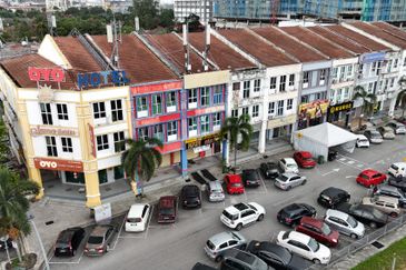 3 sty Shoplot next to LOTUS at Saujana Impian Kajang