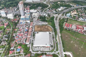 3 sty Shoplot next to LOTUS at Saujana Impian Kajang