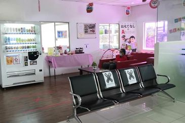 Motor Showroom at the highway for Sale