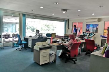 Motor Showroom at the highway for Sale