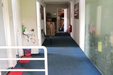 Motor Showroom at the highway for Sale