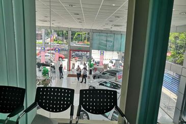Motor Showroom at the highway for Sale