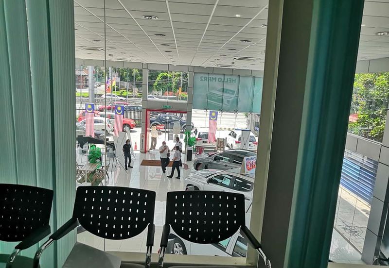 Motor Showroom at the highway for Sale