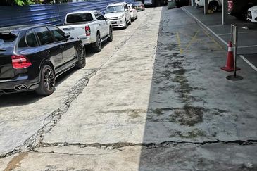 Motor Showroom at the highway for Sale