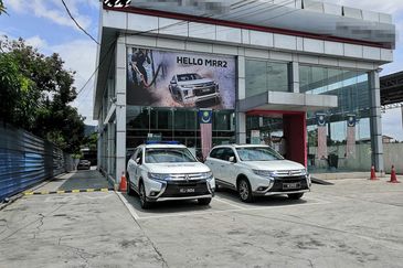 Motor Showroom at the highway for Sale